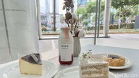 Semua menu kue hingga scone di sini adalah hasil tangannya. Menu signature nya adalah basque cheesecake dan scones. Wajib memesan kedua menu ini saat nongkrong cantik di Fragments. Foto: detikFood / Yenny Mustika Sari