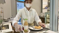 Langsung terlihat etalase yang memajang aneka dessert cantik ala Korea ketika sampai di kafe. Kafe mungil ini ternyata juga didukung oleh chef bernama Ryan Kim yang merupakan alumni dari Le Cordon Bleu Australia. Foto: detikFood / Yenny Mustika Sari