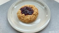 Ada beberapa pilihan scones yang ditawarkan Fragments. Scones varian strawberry jam saja yang masih tersedia, berbentuk bulat dengan permukaan yang kasar dan agak keras. Harganya Rp 35.000 per buah. Foto: detikFood / Yenny Mustika Sari