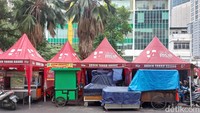 Sterilisasi dilakukan dari bundaran tersebut hingga ke tepi jembatan dekat pintu keluar mobil gedung tersebut.