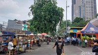 Demi menjaga ketertiban, ia beserta rekan-rekannya yang berasal dari berbagai instansi mulai dari dinas sosial hingga dinas perhubungan siaga di area tersebut. Dan benar saja, memang tak nampak satupun pedagang di area tersebut.