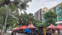 Sementara dari jembatan tersebut hingga ke arah Thamrin City, tenda-tenda PKL masih nampak berjajar rapi. Tidak hanya itu, di kawasan Kebon Kacang yang berada persis di belakang Plaza Indonesia pun masih ramai dengan PKL.
