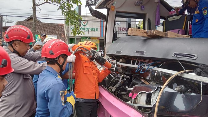 Proses evakuasi pengemudi bus saat kejadian kecelakaan beruntun di Mertoyudan Magelang.