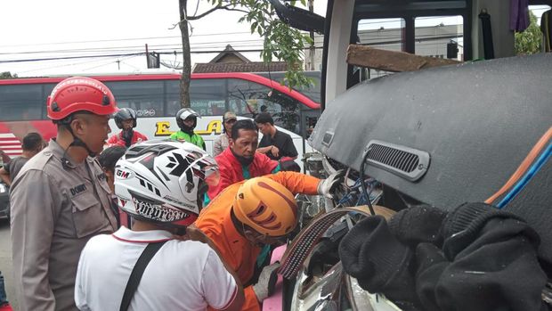 Proses evakuasi pengemudi bus saat kejadian kecelakaan beruntun di Mertoyudan Magelang.