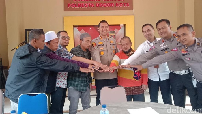 Keluarga ABG tewas tertabrak saat hadang truk di Kota Bogor dan sopir truk sepakat damai.