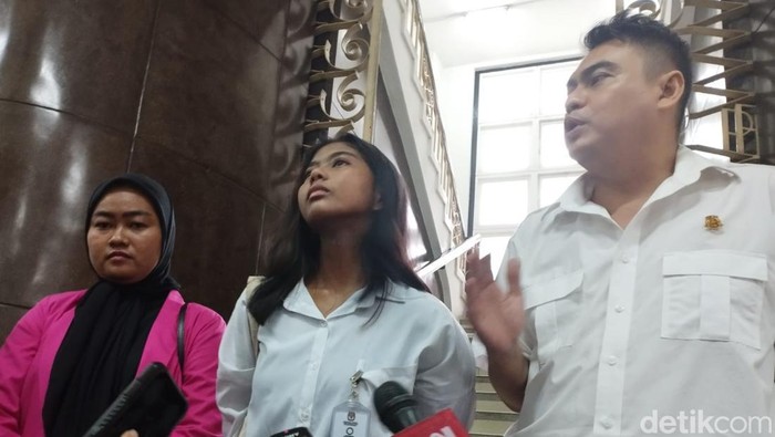 Keluarga Hasnaeni mendatangi KPU RI untuk minta maaf soal laporan Ketua KPU Hasyim Asyari ke polisi.