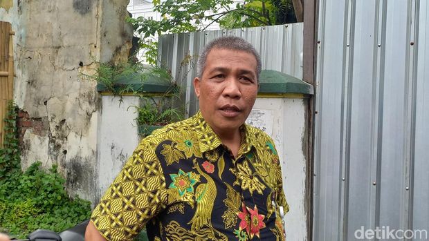 Kepala BPCB Jateng Sukronedi bersama timnya mengecek Dalem Tumenggungan, Solo, yang kini rata dengan tanah, Rabu (18/1/2023).