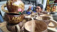Seorang narapidana menyelesaikan pembuatan cangkir berbahan baku batok kelapa di Lembaga Pemasyarakatan (Lapas) Kelas 2A Kota Kediri, Jawa Timur, Rabu (18/1/2023).