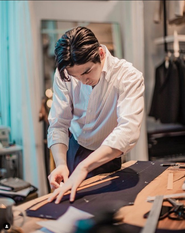 Meskipun lulus dengan gelar sarjana di bidang hukum, Kim Sejun memutuskan untuk menjadi seorang penjahit di usia 23 tahun. Foto: dok. Instagram @asser__kim