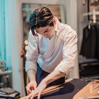 Meskipun lulus dengan gelar sarjana di bidang hukum, Kim Sejun memutuskan untuk menjadi seorang penjahit di usia 23 tahun. Foto: dok. Instagram @asser__kim