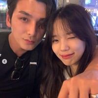 Dalam episode terakhir Singles Inferno 2, Kim Sejun dan Lee Soe berakhir menjadi pasangan. Keduanya mendapat banyak dukungan setelah menunjukkan kemesraan lewat unggahan Instagram. Foto: dok. Instagram @asser__kim