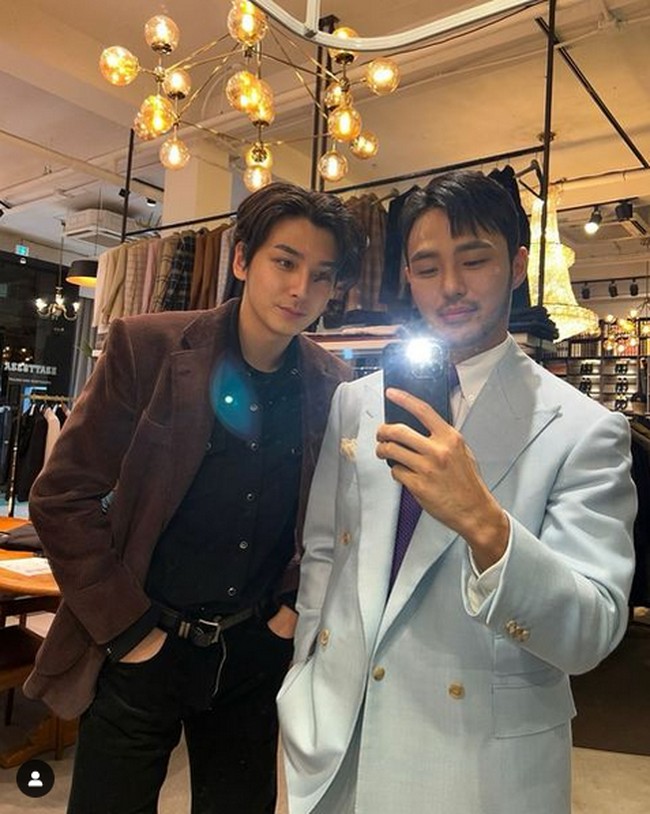 Kim Sejun berprofesi sebagai seorang penjahit. Dia bekerja di Ascottage, toko penjahit milik kontestan season pertama Singles Inferno, Oh Jin Taek. Foto: dok. Instagram @asser__kim