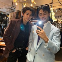 Kim Sejun berprofesi sebagai seorang penjahit. Dia bekerja di Ascottage, toko penjahit milik kontestan season pertama Singles Inferno, Oh Jin Taek. Foto: dok. Instagram @asser__kim