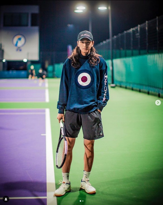 Di sela kesibukannya, pria kelahiran 31 Juli 1996 itu bermain game dan tenis. Kim Sejun bahkan tergabung dalam klub tenis ACTG TENNIS CLUB. Foto: dok. Instagram @asser__kim