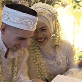 Kisah cinta beda negara viral, seorang wanita asal Surabaya Kisah cinta beda negara viral, seorang wanita asal Surabaya, Salshabila Kartika menikah dengan pria Prancis.