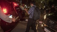 Penyidik KPK keluar dari gedung itu dengan membawa sejumlah koper. Diduga dalamnya berisi berkas-berkas yang disinyalir terkait pengadaan lahan di Pulogebang yang sedang diusut KPK.