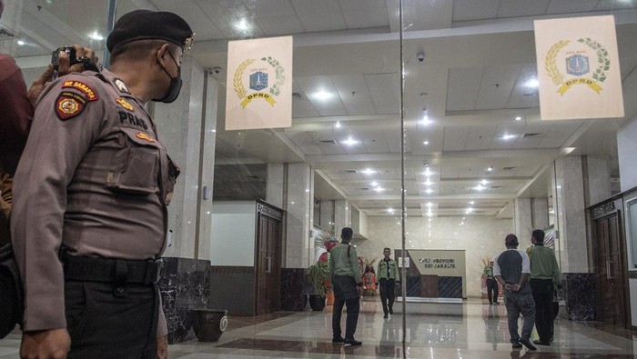 Petugas keamanan kantor DPRD DKI Jakarta berjaga saat pengeledahan kantor DPRD DKI Jakarta oleh KPK di Jakarta, Selasa (17/1/2023). KPK mengeledah kantor DPRD DKI Jakarta terkait pengumpulan alat bukti dugaan korupsi pengadaan tanah di Pulogebang. ANTARA FOTO/Muhammad Adimaja/nym.