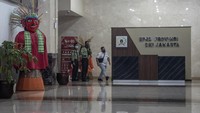Seluruh akses pintu masuk menuju gedung DPRD DKI dikunci. Personel Pamdal tampak bersiaga di sejumlah titik. Awak media tertahan dan tak diperkenankan masuk ke area gedung.