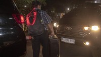Penyidik KPK keluar gedung DPRD DKI Jakarta, Jalan Kebon Sirih, Jakarta Pusat, Selasa (17/1/2023) sekitar pukul 20.56 WIB. Salah satu ruangan yang digeledah adalah ruangan M Taufik asal Gerindra.