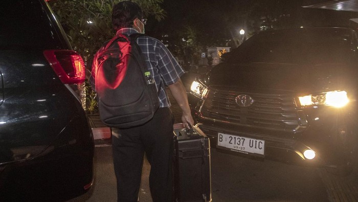 KPK GELEDAH KANTOR DPRD DKI JAKARTA Petugas keamanan kantor DPRD DKI Jakarta berjaga saat pengeledahan kantor DPRD DKI Jakarta oleh KPK di Jakarta, Selasa (17/1/2023). KPK mengeledah kantor DPRD DKI Jakarta terkait pengumpulan alat bukti dugaan korupsi pengadaan tanah di Pulogebang. ANTARA FOTO/Muhammad Adimaja/nym.