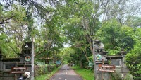 Taman Nasional Bali Barat (TNBB) yang berdekatan dengan calon lokasi Bandara Bali Utara, Buleleng, Bali Selasa (17/1/2022). Bahkan, salah satu patok penanda calon lokasi bandara berada tepat di depan pintu masuk TNBB.
