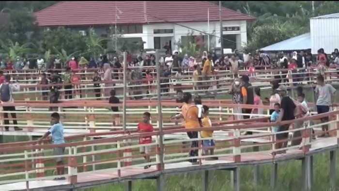 Lomba lato-lato di Jembatan Pinrang sepanjang 250 meter.