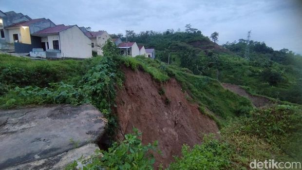 Kondisi longsor di Punsae Ungaran Timur.