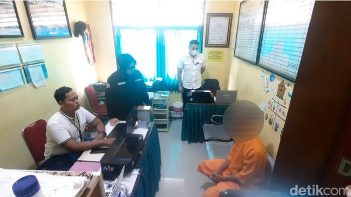 M, guru SD di Sumenep ditangkap setelah dilaporkan mencabuli puluhan muridnya