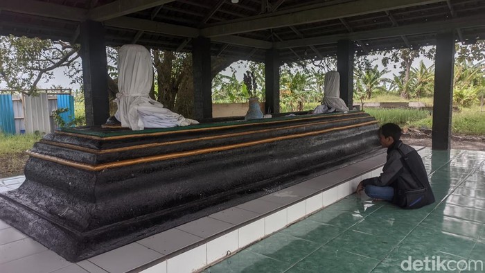 Makam Syeh Hasan Bakem di Demak yang panjangnya mencapai 6 meter, Rabu (18/1/2023).