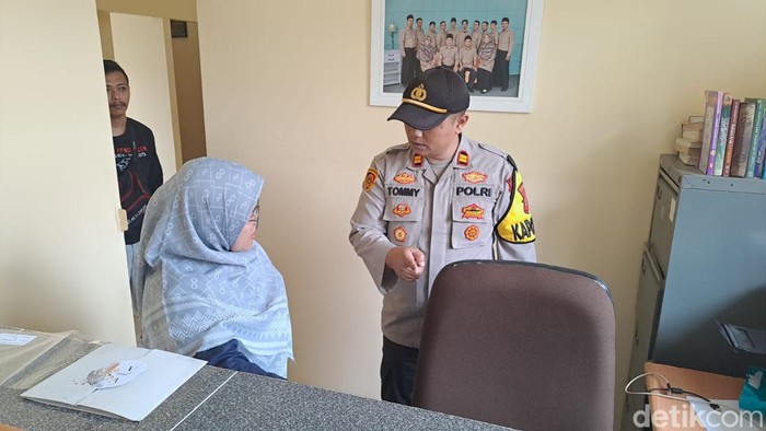 Polisi saat melakukan pengecekan TKP ke sekolah di Sukabumi yang dibobol maling pada Rabu (18/1/2023).