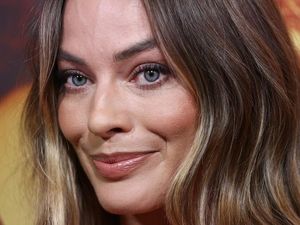 Demi Adegan Film Realistis, Margot Robbie Pakai Rambut Kemaluan Palsu