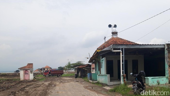 Masjid Alfalakh yang masih berdiri di tengah proyek Jalan Tol Solo-Jogja. Foto diambil Rabu (18/1/2023).