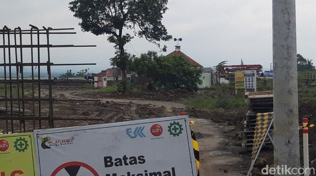 Masjid Alfalakh yang masih berdiri di tengah proyek Jalan Tol Solo-Jogja. Foto diambil Rabu (18/1/2023).