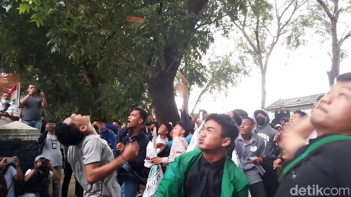 Massa aksi tolak Perppu Cipta Kerja melempari gedung DPRD Sumut dengan telur dan tomat. (Farid Achyadi Siregar/detikSumut)