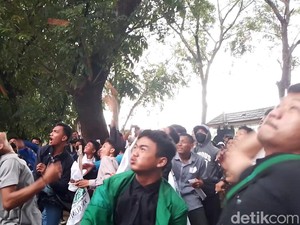 Aksi Tolak Perppu Cipta Kerja, Gedung DPRD Sumut Dilempari Telur dan Tomat
