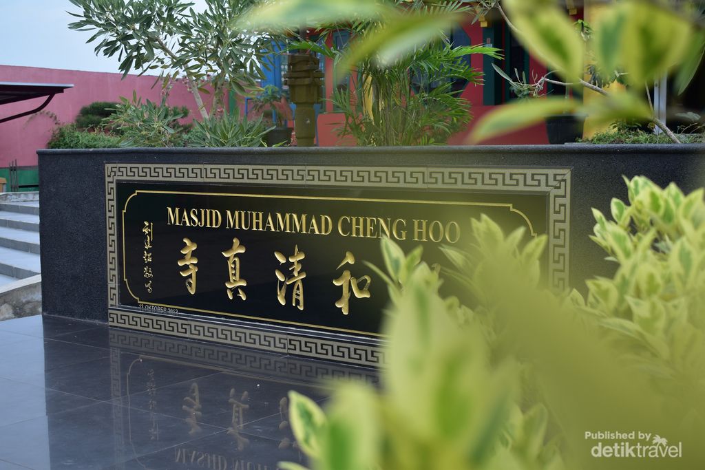 Keramik hitam tulisan Masjid Muhammad Cheng Hoo