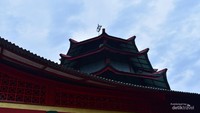 Atap masjid dari luar terlhiat bulan dan bintang