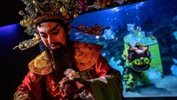 Dewa Kemakmuran terlihat menyapa pengunjung di Aquaria KLCC.  