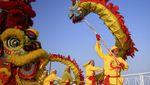 Melihat Atraksi Tarian Naga di Jembatan Kaca China