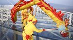 Melihat Atraksi Tarian Naga di Jembatan Kaca China