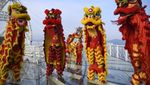Melihat Atraksi Tarian Naga di Jembatan Kaca China