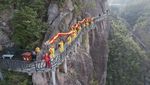 Melihat Atraksi Tarian Naga di Jembatan Kaca China