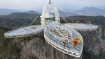 Melihat Atraksi Tarian Naga di Jembatan Kaca China