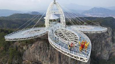 Melihat Atraksi Tarian Naga di Jembatan Kaca China