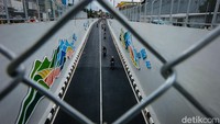 Selain itu, Underpass Dewi Sartika ini memiliki ornamen khas Jawa Barat yang menghiasi sisi kiri dan kanan underpass.  