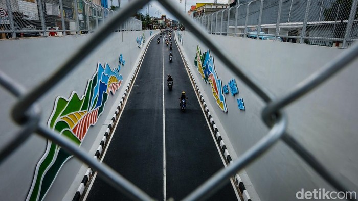 Pengendara sudah bisa melintasi Underpass Dewi Sartika di Kota Depok, Jawa Barat. Kini, pengguna jalan tidak perlu bermacet ria melewati perlintasan rel kereta.