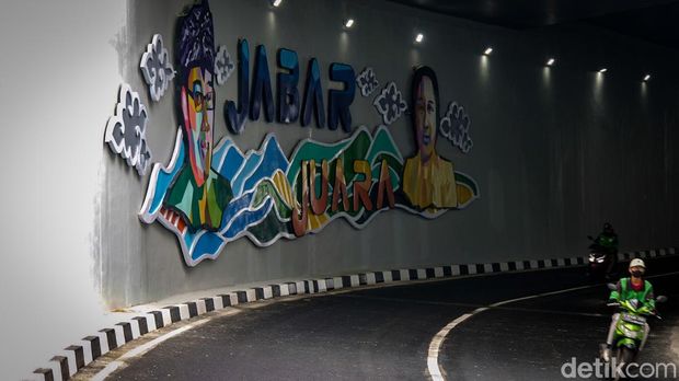 Pengendara sudah bisa melintasi Underpass Dewi Sartika di Kota Depok, Jawa Barat. Kini, pengguna jalan tidak perlu bermacet ria melewati perlintasan rel kereta.