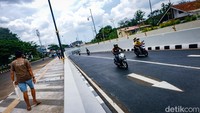Pada pantauan hari pukul 12.00 sampai 13.30 WIB, lalin terlihat lancar.
