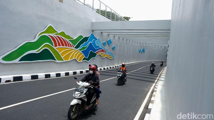 Melihat Lebih Dekat Underpass Dewi Sartika Pengurai Macet Depok Pengendara sudah bisa melintasi Underpass Dewi Sartika di Kota Depok, Jawa Barat. Kini, pengguna jalan tidak perlu bermacet ria melewati perlintasan rel kereta.