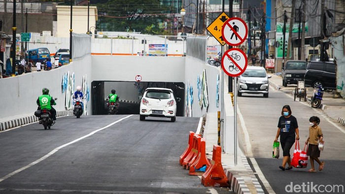 Melihat Lebih Dekat Underpass Dewi Sartika Pengurai Macet Depok Pengendara sudah bisa melintasi Underpass Dewi Sartika di Kota Depok, Jawa Barat. Kini, pengguna jalan tidak perlu bermacet ria melewati perlintasan rel kereta.
